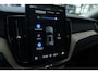 Volvo XC60 T6 Plug-in hybrid AWD Ultra Dark | Luchtvering | Trekhaak | Panoramadak | Verwarmbare voorstoelen, achterbank en stuurwiel | Head-up display | Premium audio by Harman Kardon | Keyless