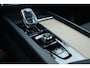 Volvo XC60 T6 Plug-in hybrid AWD Ultra Dark | Luchtvering | Trekhaak | Panoramadak | Verwarmbare voorstoelen, achterbank en stuurwiel | Head-up display | Premium audio by Harman Kardon | Keyless