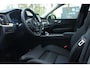 Volvo XC60 T6 Plug-in hybrid AWD Ultra Dark | Luchtvering | Trekhaak | Panoramadak | Verwarmbare voorstoelen, achterbank en stuurwiel | Head-up display | Premium audio by Harman Kardon | Keyless