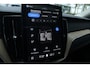 Volvo XC60 T6 Plug-in hybrid AWD Ultra Dark | Luchtvering | Trekhaak | Panoramadak | Verwarmbare voorstoelen, achterbank en stuurwiel | Head-up display | Premium audio by Harman Kardon | Keyless