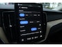 Volvo XC60 T6 Plug-in hybrid AWD Ultra Dark | Luchtvering | Trekhaak | Panoramadak | Verwarmbare voorstoelen, achterbank en stuurwiel | Head-up display | Premium audio by Harman Kardon | Keyless