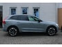 Volvo XC60 T6 Plug-in hybrid AWD Ultra Dark | Luchtvering | Trekhaak | Panoramadak | Verwarmbare voorstoelen, achterbank en stuurwiel | Head-up display | Premium audio by Harman Kardon | Keyless