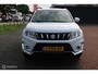Suzuki Vitara 1.0 Boosterjet Select Automaat, Donker glas, Navigatie, App connect, Cruise, Clima, Pdc + Camera, Wit metallic