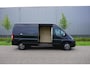 Peugeot Boxer 335 2.2 BlueHDi 140 L3H2 Premium in Topstaat |1e eigenaar |Camera |Cruise |Navi |Airco |Metallic |3500 KG |EURO6D |BPM voordeel! |Lage km-stand