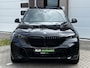 BMW X5 xDrive50e High Executive M Sport | Sky Lounge | Achteras Besturing | BMW Nieren Iconic Glow | Head-UP | Panodak Sky Lounge | Luchtvering | Soft Close | Harman-Kardon | 360 Camera | Trekhaak | Park Assist Prof | Individual Leder Merino | Zwarte Hemel |