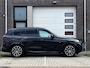 BMW X5 xDrive50e High Executive M Sport | Sky Lounge | Achteras Besturing | BMW Nieren Iconic Glow | Head-UP | Panodak Sky Lounge | Luchtvering | Soft Close | Harman-Kardon | 360 Camera | Trekhaak | Park Assist Prof | Individual Leder Merino | Zwarte Hemel |