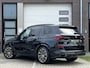 BMW X5 xDrive50e High Executive M Sport | Sky Lounge | Achteras Besturing | BMW Nieren Iconic Glow | Head-UP | Panodak Sky Lounge | Luchtvering | Soft Close | Harman-Kardon | 360 Camera | Trekhaak | Park Assist Prof | Individual Leder Merino | Zwarte Hemel |