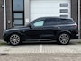 BMW X5 xDrive50e High Executive M Sport | Sky Lounge | Achteras Besturing | BMW Nieren Iconic Glow | Head-UP | Panodak Sky Lounge | Luchtvering | Soft Close | Harman-Kardon | 360 Camera | Trekhaak | Park Assist Prof | Individual Leder Merino | Zwarte Hemel |
