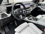 BMW X5 xDrive50e High Executive M Sport | Sky Lounge | Achteras Besturing | BMW Nieren Iconic Glow | Head-UP | Panodak Sky Lounge | Luchtvering | Soft Close | Harman-Kardon | 360 Camera | Trekhaak | Park Assist Prof | Individual Leder Merino | Zwarte Hemel |