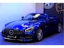 Mercedes-Benz AMG-GT Roadster 4.0 V8 350kW/476pk DCT7 DISTRONIC + BURMESTER + SOFTLEDER + AIRSCARF + CAMERA + DODEHOEK MELDER + PRE-SAFE + AMG PERF. UITLAAT + RIDE MODES + KEYLESS ENTRY&GO + PARKSENSOREN V&A + FOLIE VOORBUMPER + 19"/20" AMG-VELGEN GEPOLIJST!