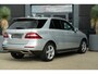 Mercedes-Benz ML-klasse 350 | 306PK | Schuifdak | Leder | Camera | Keyless Een indrukwekkend exemplaar van de Mercedes-Benz M-Klasse 350 met de krachtige 3.5 V6 benzinemotor met 306 pk, gekoppeld aan een comfortabele automatische transmissie. Een echte SUV voor wie