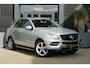 Mercedes-Benz ML-klasse 350 | 306PK | Schuifdak | Leder | Camera | Keyless Een indrukwekkend exemplaar van de Mercedes-Benz M-Klasse 350 met de krachtige 3.5 V6 benzinemotor met 306 pk, gekoppeld aan een comfortabele automatische transmissie. Een echte SUV voor wie