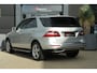 Mercedes-Benz ML-klasse 350 | 306PK | Schuifdak | Leder | Camera | Keyless Een indrukwekkend exemplaar van de Mercedes-Benz M-Klasse 350 met de krachtige 3.5 V6 benzinemotor met 306 pk, gekoppeld aan een comfortabele automatische transmissie. Een echte SUV voor wie