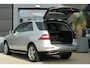Mercedes-Benz ML-klasse 350 | 306PK | Schuifdak | Leder | Camera | Keyless Een indrukwekkend exemplaar van de Mercedes-Benz M-Klasse 350 met de krachtige 3.5 V6 benzinemotor met 306 pk, gekoppeld aan een comfortabele automatische transmissie. Een echte SUV voor wie