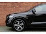 Volvo XC40 1.5 T3 R-Design | Stoel-/ stuurwielverwarming | 100% dealeronderhouden | Verwarmde voorruit | Adaptieve cruise control | BLIS | Noodreservewiel | Extra getint glas achter | 18 inch. lichtmetalen velgen | Achteruitrijcamera | Parkeersensoren voor + achter | Keyless entry | Alarmklasse 3