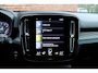 Volvo XC40 1.5 T3 R-Design | Stoel-/ stuurwielverwarming | 100% dealeronderhouden | Verwarmde voorruit | Adaptieve cruise control | BLIS | Noodreservewiel | Extra getint glas achter | 18 inch. lichtmetalen velgen | Achteruitrijcamera | Parkeersensoren voor + achter | Keyless entry | Alarmklasse 3