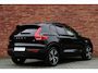 Volvo XC40 1.5 T3 R-Design | Stoel-/ stuurwielverwarming | 100% dealeronderhouden | Verwarmde voorruit | Adaptieve cruise control | BLIS | Noodreservewiel | Extra getint glas achter | 18 inch. lichtmetalen velgen | Achteruitrijcamera | Parkeersensoren voor + achter | Keyless entry | Alarmklasse 3