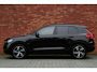 Volvo XC40 1.5 T3 R-Design | Stoel-/ stuurwielverwarming | 100% dealeronderhouden | Verwarmde voorruit | Adaptieve cruise control | BLIS | Noodreservewiel | Extra getint glas achter | 18 inch. lichtmetalen velgen | Achteruitrijcamera | Parkeersensoren voor + achter | Keyless entry | Alarmklasse 3