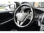 Volvo XC60 2.0 D3 FWD Summum | 150PK | Pano | Leder | Camera | Trekhaak Deze Volvo XC60 D3 Summum is een bijzonder complete en comfortabele SUV waarin de kenmerkende Scandinavische kwaliteit van Volvo uitstekend samenkomt met luxe, veiligheid en praktische bruikb