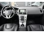 Volvo XC60 2.0 D3 FWD Summum | 150PK | Pano | Leder | Camera | Trekhaak Deze Volvo XC60 D3 Summum is een bijzonder complete en comfortabele SUV waarin de kenmerkende Scandinavische kwaliteit van Volvo uitstekend samenkomt met luxe, veiligheid en praktische bruikb