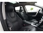 Volvo XC60 2.0 D3 FWD Summum | 150PK | Pano | Leder | Camera | Trekhaak Deze Volvo XC60 D3 Summum is een bijzonder complete en comfortabele SUV waarin de kenmerkende Scandinavische kwaliteit van Volvo uitstekend samenkomt met luxe, veiligheid en praktische bruikb