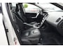Volvo XC60 2.0 D3 FWD Summum | 150PK | Pano | Leder | Camera | Trekhaak Deze Volvo XC60 D3 Summum is een bijzonder complete en comfortabele SUV waarin de kenmerkende Scandinavische kwaliteit van Volvo uitstekend samenkomt met luxe, veiligheid en praktische bruikb
