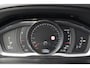 Volvo XC60 2.0 D3 FWD Summum | 150PK | Pano | Leder | Camera | Trekhaak Deze Volvo XC60 D3 Summum is een bijzonder complete en comfortabele SUV waarin de kenmerkende Scandinavische kwaliteit van Volvo uitstekend samenkomt met luxe, veiligheid en praktische bruikb