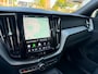 Volvo XC60 2.0 T8 Plug-in hybrid AWD Ultimate Dark Pano / Afn. Trekhaak / Camera / Stoel memorie / Stoel & Stuurw. verw.
