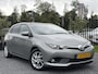 Toyota Auris 1.8 Hybrid Trend ✓Dealer Onderhouden✓2e Eigenaar✓Pano✓Trekhaak✓Camera✓Navi✓Clima✓Cruise✓Lm velgen✓Extra Winterset✓136pk✓N.A.P✓Apk tot 07-2027