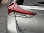 Toyota Auris 1.8 Hybrid Trend ✓Dealer Onderhouden✓2e Eigenaar✓Pano✓Trekhaak✓Camera✓Navi✓Clima✓Cruise✓Lm velgen✓Extra Winterset✓136pk✓N.A.P✓Apk tot 07-2027