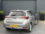 Toyota Auris 1.8 Hybrid Trend ✓Dealer Onderhouden✓2e Eigenaar✓Pano✓Trekhaak✓Camera✓Navi✓Clima✓Cruise✓Lm velgen✓Extra Winterset✓136pk✓N.A.P✓Apk tot 07-2027