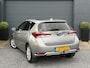 Toyota Auris 1.8 Hybrid Trend ✓Dealer Onderhouden✓2e Eigenaar✓Pano✓Trekhaak✓Camera✓Navi✓Clima✓Cruise✓Lm velgen✓Extra Winterset✓136pk✓N.A.P✓Apk tot 07-2027