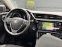 Toyota Auris 1.8 Hybrid Trend ✓Dealer Onderhouden✓2e Eigenaar✓Pano✓Trekhaak✓Camera✓Navi✓Clima✓Cruise✓Lm velgen✓Extra Winterset✓136pk✓N.A.P✓Apk tot 07-2027