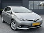 Toyota Auris 1.8 Hybrid Trend ✓Dealer Onderhouden✓2e Eigenaar✓Pano✓Trekhaak✓Camera✓Navi✓Clima✓Cruise✓Lm velgen✓Extra Winterset✓136pk✓N.A.P✓Apk tot 07-2027