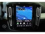 Volvo XC40 B4 Plus Black Edition | Panoramadak | Trekhaak | Stoelverwarming | Parkeersensoren voor + achter | 360 graden camera | Premium audio by Harman Kardon | Apple carplay/Android auto | 20 Lichtmetalen Velgen
