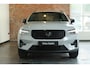 Volvo XC40 B4 Plus Black Edition | Panoramadak | Trekhaak | Stoelverwarming | Parkeersensoren voor + achter | 360 graden camera | Premium audio by Harman Kardon | Apple carplay/Android auto | 20 Lichtmetalen Velgen