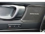 Volvo XC40 B3 Plus Dark - IntelliSafe Assist & Surround - 360º Camera - Harman/Kardon audio - Verwarmde voorstoelen & stuur - Parkeersensoren voor & achter - Elektr. bedienb. voorstoelen met geheugen links - Draadloze tel. lader - Standkachel - Extra getint glas - 18' LMV