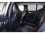 Volvo XC40 B3 Plus Dark - IntelliSafe Assist & Surround - 360º Camera - Harman/Kardon audio - Verwarmde voorstoelen & stuur - Parkeersensoren voor & achter - Elektr. bedienb. voorstoelen met geheugen links - Draadloze tel. lader - Standkachel - Extra getint glas - 18' LMV