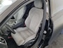 Volvo V90 2.0 T6 Plug-in hybrid AWD Plus Dark | Adaptieve Cruise Control | Tailored Wool Sportstoelen | Harman Kardon Audio | DAB+ | Parkeercamera | Stoel-/Stuur-/Voorruitverwarming | Trekhaak |