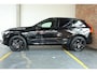Volvo XC60 2.0 T6 Plug-in hybrid AWD Ultra Black Edition | Panoramadak | Trekhaak | Luchtvering | Verwarmbare voorstoelen | achterbank en stuurwiel | Head-up display | 360° Parkeercamera | Premium audio by Harman Kardon | Apple carplay/Android auto