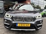 BMW X1 xDrive20i Executive // PANO / SCHUIF- KANTELDAK // NAVI // PDC V+A // CRUISE // TREKHAAK // ELEK. ACHTERKLEP //