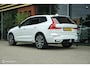Volvo XC60 2.0 T6 Plug-in hybrid AWD Plus Dark Longe Range | Pano | Harman Kardon | 360 camera | Trekhaak | ACC | HUD | 21" wielen | Stoel en stuurwielverwarming