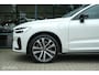 Volvo XC60 2.0 T6 Plug-in hybrid AWD Plus Dark Longe Range | Pano | Harman Kardon | 360 camera | Trekhaak | ACC | HUD | 21" wielen | Stoel en stuurwielverwarming