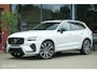 Volvo XC60 2.0 T6 Plug-in hybrid AWD Plus Dark Longe Range | Pano | Harman Kardon | 360 camera | Trekhaak | ACC | HUD | 21" wielen | Stoel en stuurwielverwarming