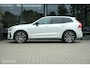 Volvo XC60 2.0 T6 Plug-in hybrid AWD Plus Dark Longe Range | Pano | Harman Kardon | 360 camera | Trekhaak | ACC | HUD | 21" wielen | Stoel en stuurwielverwarming