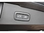 Volvo V60 T8 Plug-in hybrid AWD Ultra Dark | Panoramadak | Trekhaak | Premium audio by Harman Kardon | Head-up display | 360 graden camera | Verwarmbare voorstoelen en stuurwiel | Elektrisch verstelbare stoelen met geheugen |