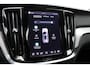 Volvo V60 T8 Plug-in hybrid AWD Ultra Dark | Panoramadak | Trekhaak | Premium audio by Harman Kardon | Head-up display | 360 graden camera | Verwarmbare voorstoelen en stuurwiel | Elektrisch verstelbare stoelen met geheugen |