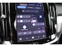 Volvo V60 T8 Plug-in hybrid AWD Ultra Dark | Panoramadak | Trekhaak | Premium audio by Harman Kardon | Head-up display | 360 graden camera | Verwarmbare voorstoelen en stuurwiel | Elektrisch verstelbare stoelen met geheugen |