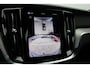 Volvo V60 T8 Plug-in hybrid AWD Ultra Dark | Panoramadak | Trekhaak | Premium audio by Harman Kardon | Head-up display | 360 graden camera | Verwarmbare voorstoelen en stuurwiel | Elektrisch verstelbare stoelen met geheugen |
