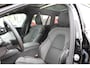 Volvo V60 T8 Plug-in hybrid AWD Ultra Dark | Panoramadak | Trekhaak | Premium audio by Harman Kardon | Head-up display | 360 graden camera | Verwarmbare voorstoelen en stuurwiel | Elektrisch verstelbare stoelen met geheugen |